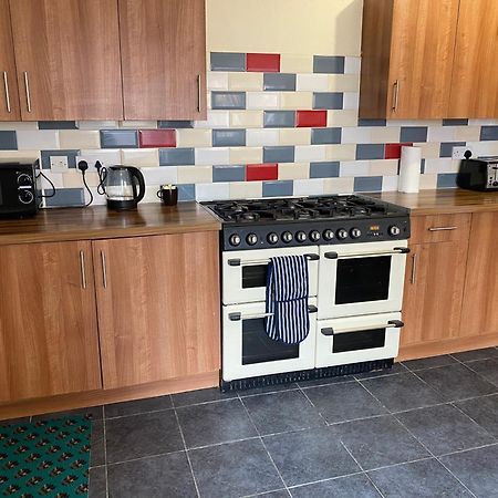 Berks Luxury Serviced Apartments,5 Bedrooms, 5 Double Beds, 2 Bathrooms, Free Super Fast Wifi & Parking Earley Bagian luar foto