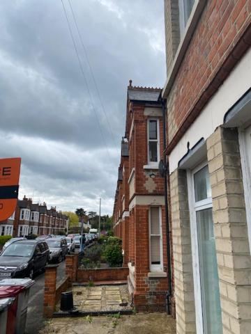 Berks Luxury Serviced Apartments,5 Bedrooms, 5 Double Beds, 2 Bathrooms, Free Super Fast Wifi & Parking Earley Bagian luar foto