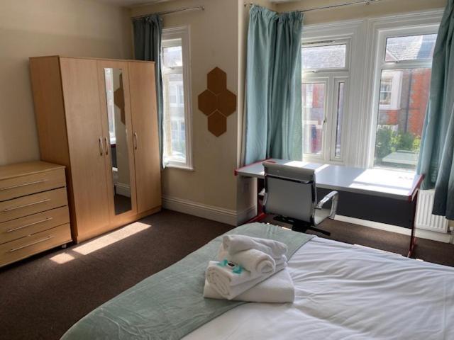 Berks Luxury Serviced Apartments,5 Bedrooms, 5 Double Beds, 2 Bathrooms, Free Super Fast Wifi & Parking Earley Bagian luar foto