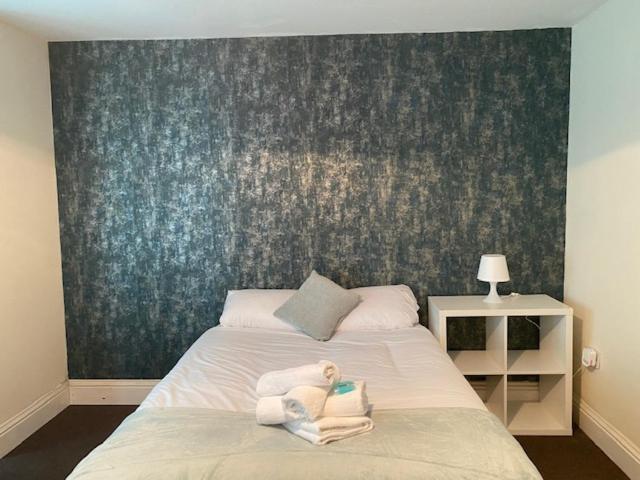 Berks Luxury Serviced Apartments,5 Bedrooms, 5 Double Beds, 2 Bathrooms, Free Super Fast Wifi & Parking Earley Bagian luar foto