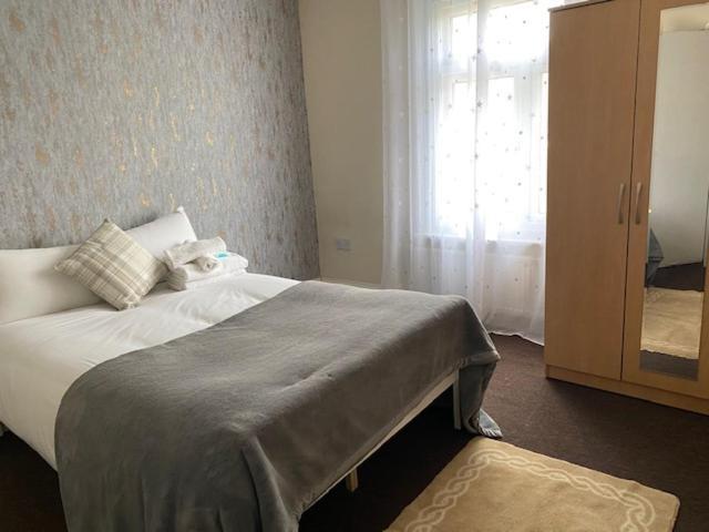 Berks Luxury Serviced Apartments,5 Bedrooms, 5 Double Beds, 2 Bathrooms, Free Super Fast Wifi & Parking Earley Bagian luar foto