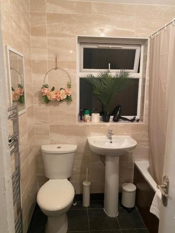 Berks Luxury Serviced Apartments,5 Bedrooms, 5 Double Beds, 2 Bathrooms, Free Super Fast Wifi & Parking Earley Bagian luar foto