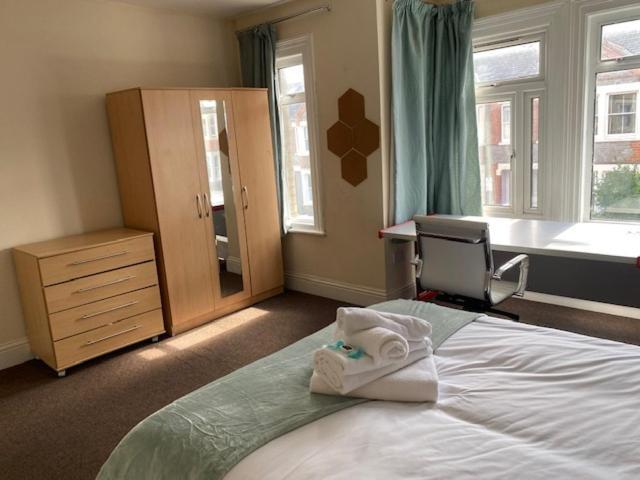 Berks Luxury Serviced Apartments,5 Bedrooms, 5 Double Beds, 2 Bathrooms, Free Super Fast Wifi & Parking Earley Bagian luar foto
