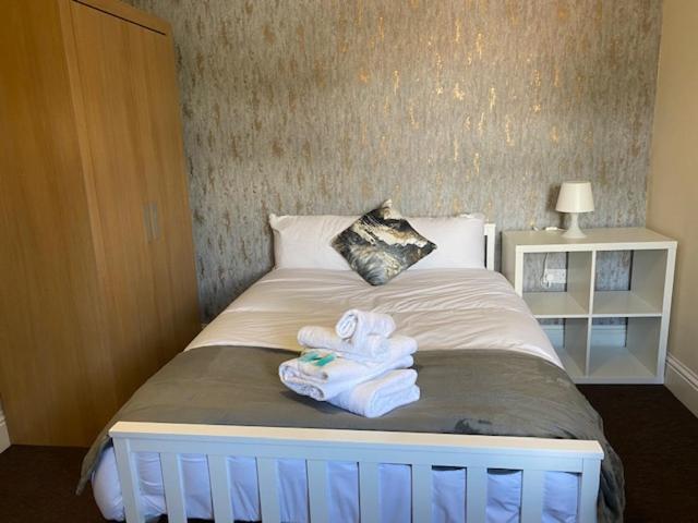Berks Luxury Serviced Apartments,5 Bedrooms, 5 Double Beds, 2 Bathrooms, Free Super Fast Wifi & Parking Earley Bagian luar foto