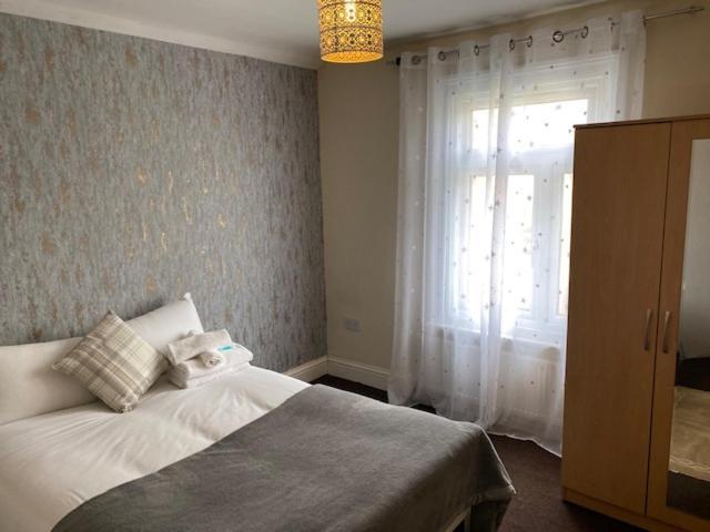 Berks Luxury Serviced Apartments,5 Bedrooms, 5 Double Beds, 2 Bathrooms, Free Super Fast Wifi & Parking Earley Bagian luar foto