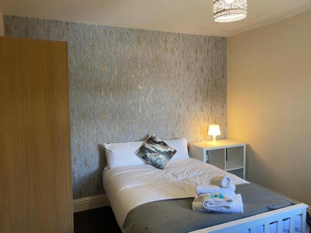 Berks Luxury Serviced Apartments,5 Bedrooms, 5 Double Beds, 2 Bathrooms, Free Super Fast Wifi & Parking Earley Bagian luar foto