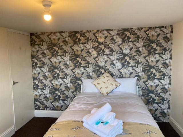 Berks Luxury Serviced Apartments,5 Bedrooms, 5 Double Beds, 2 Bathrooms, Free Super Fast Wifi & Parking Earley Bagian luar foto