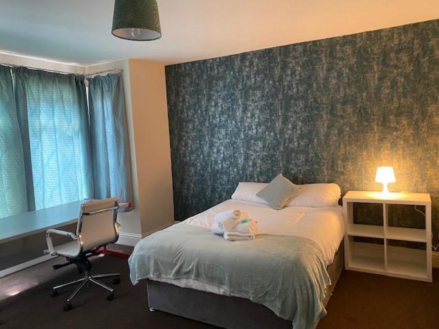 Berks Luxury Serviced Apartments,5 Bedrooms, 5 Double Beds, 2 Bathrooms, Free Super Fast Wifi & Parking Earley Bagian luar foto