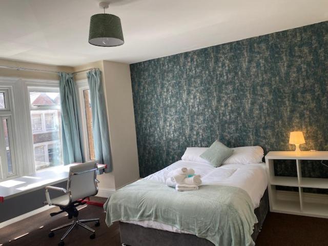 Berks Luxury Serviced Apartments,5 Bedrooms, 5 Double Beds, 2 Bathrooms, Free Super Fast Wifi & Parking Earley Bagian luar foto