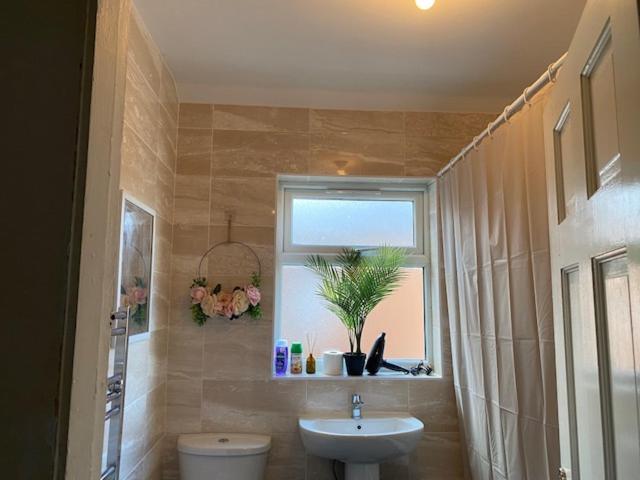 Berks Luxury Serviced Apartments,5 Bedrooms, 5 Double Beds, 2 Bathrooms, Free Super Fast Wifi & Parking Earley Bagian luar foto