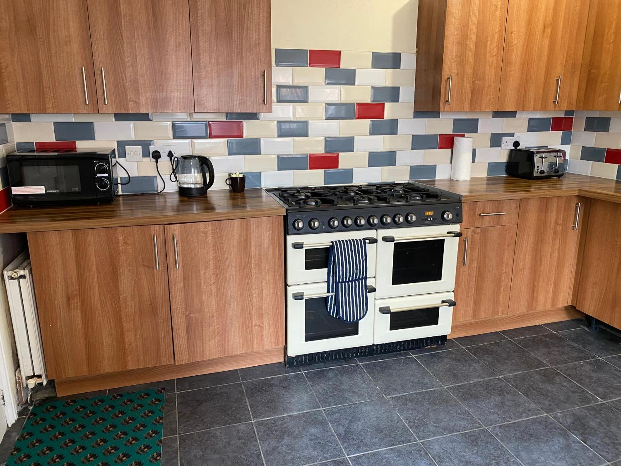 Berks Luxury Serviced Apartments,5 Bedrooms, 5 Double Beds, 2 Bathrooms, Free Super Fast Wifi & Parking Earley Bagian luar foto