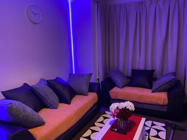 Berks Luxury Serviced Apartments,5 Bedrooms, 5 Double Beds, 2 Bathrooms, Free Super Fast Wifi & Parking Earley Bagian luar foto