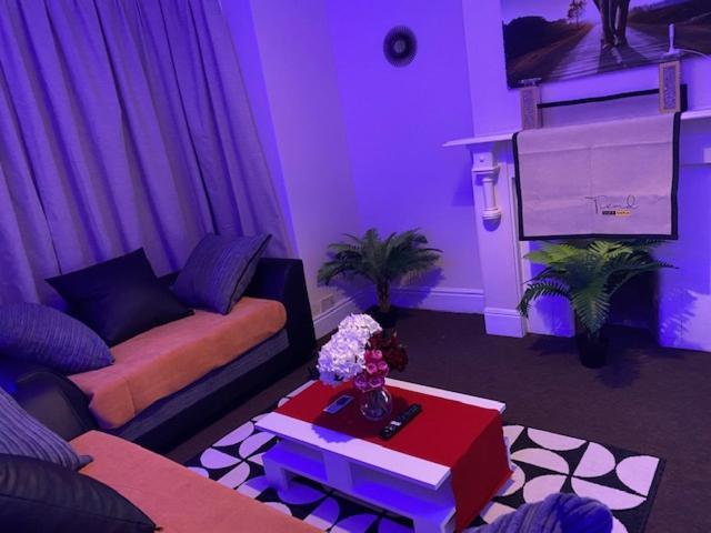 Berks Luxury Serviced Apartments,5 Bedrooms, 5 Double Beds, 2 Bathrooms, Free Super Fast Wifi & Parking Earley Bagian luar foto