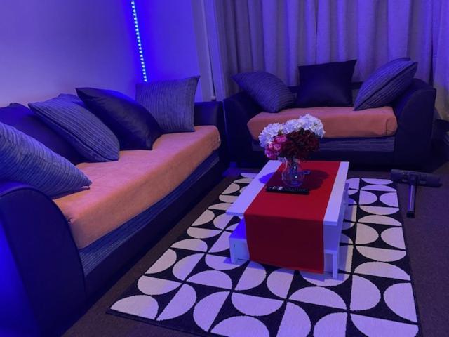 Berks Luxury Serviced Apartments,5 Bedrooms, 5 Double Beds, 2 Bathrooms, Free Super Fast Wifi & Parking Earley Bagian luar foto